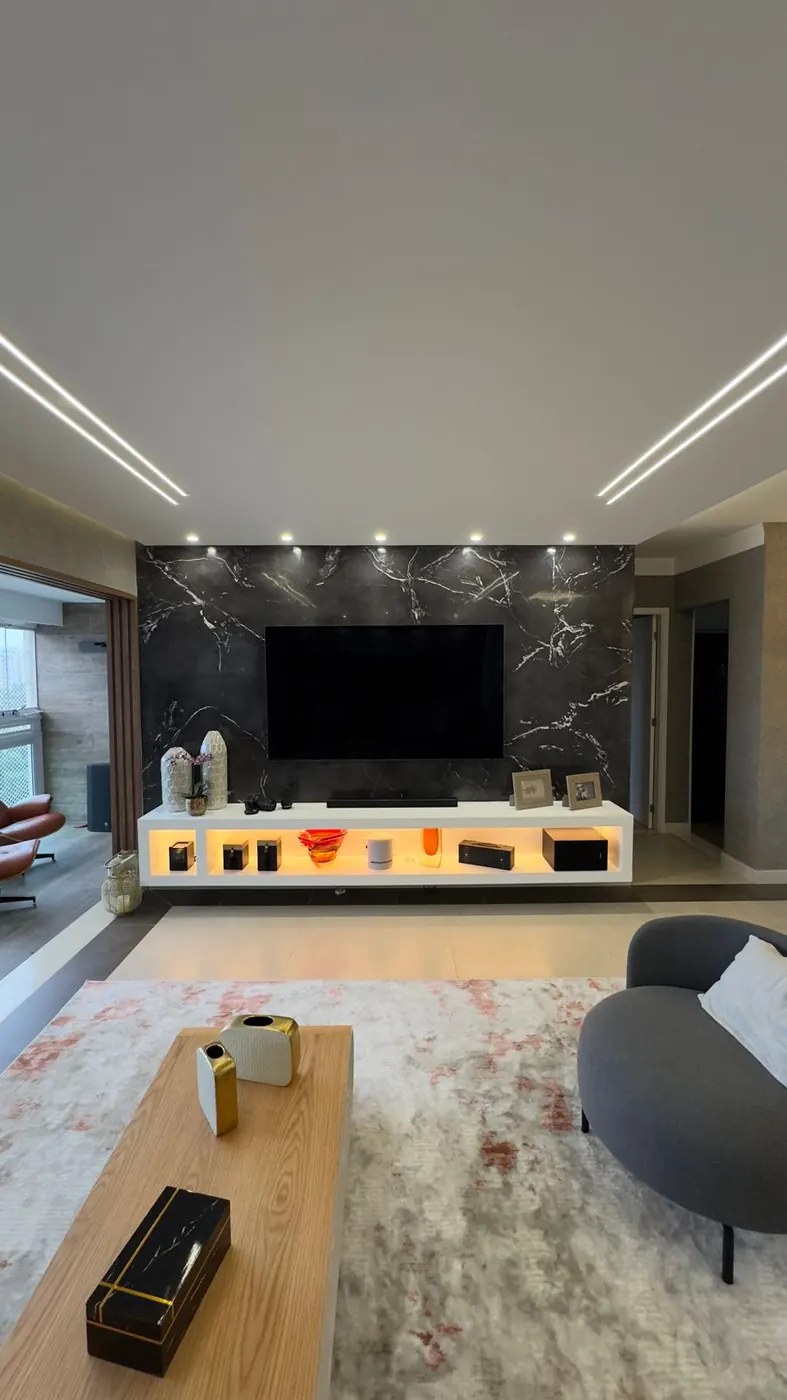Painel de TV em acabamento escuro