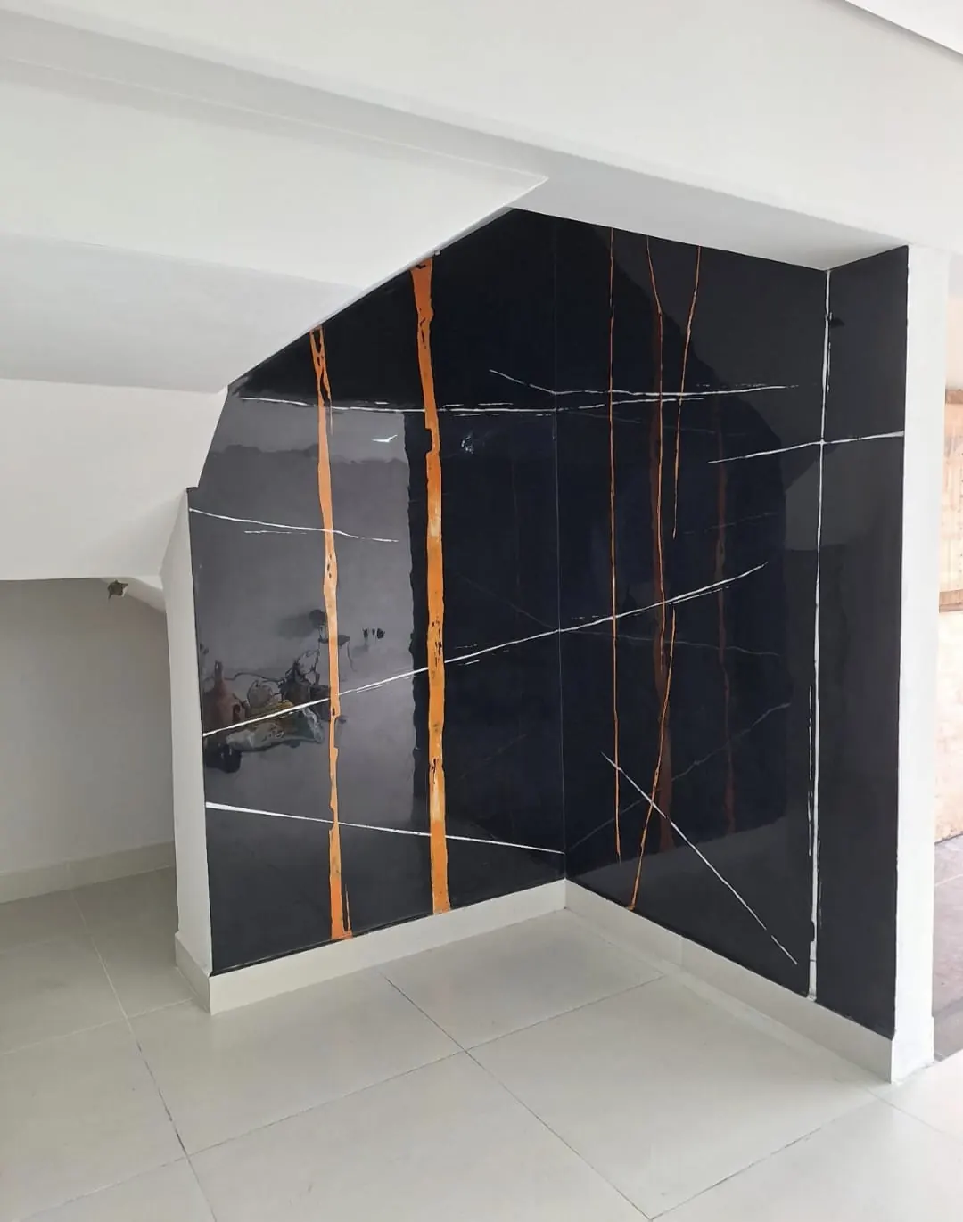 Parede revestida em preto com veios dourados