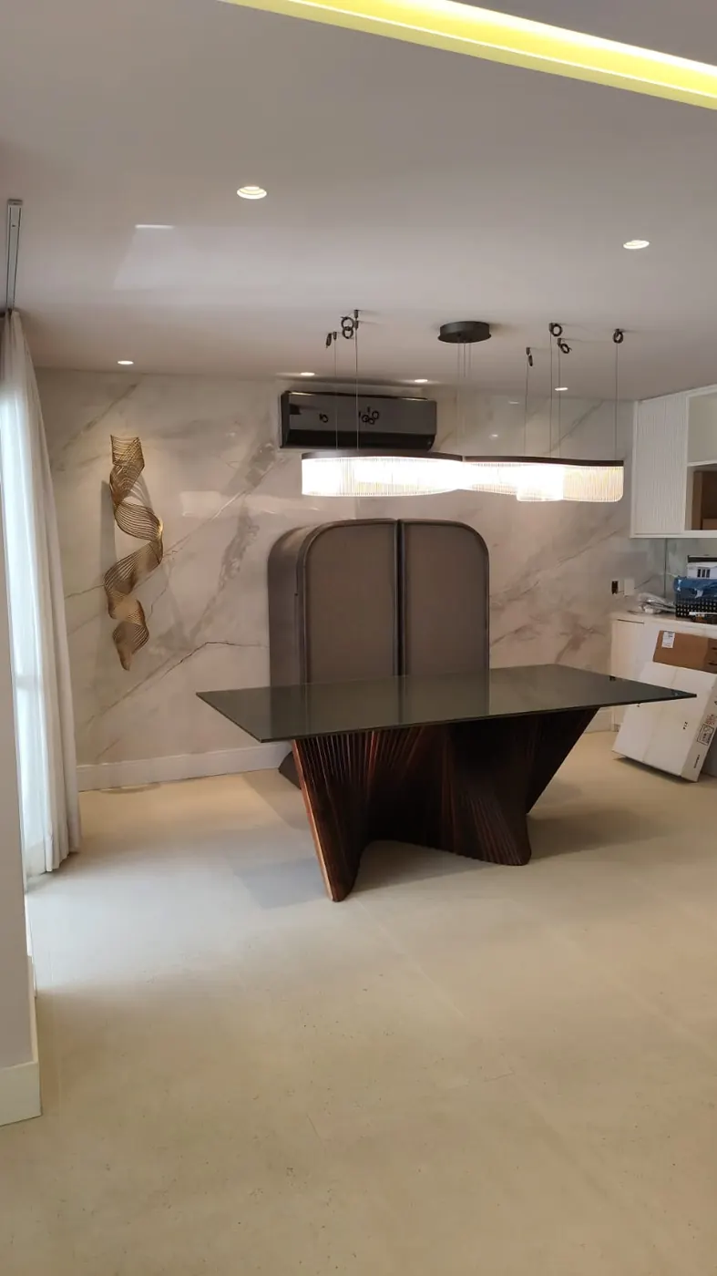 Sala de jantar com revestimentos claros